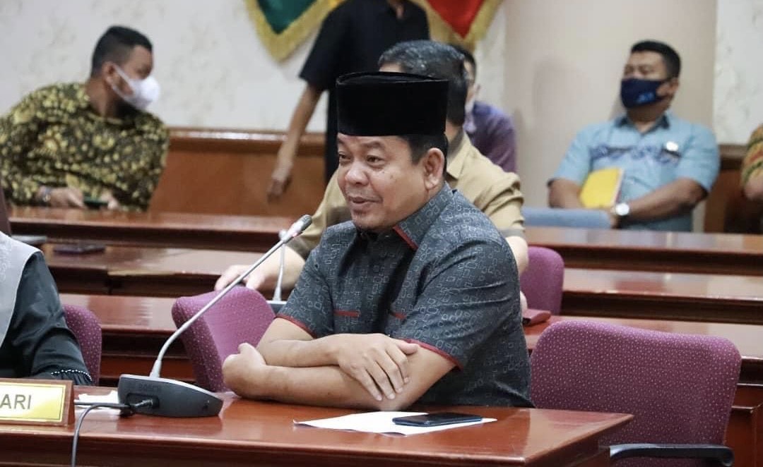 Wakil Ketua DPRD Riau Syafaruddin Poti saat memimpin rapat membahas perihal gaji guru bantu, baru-baru ini.